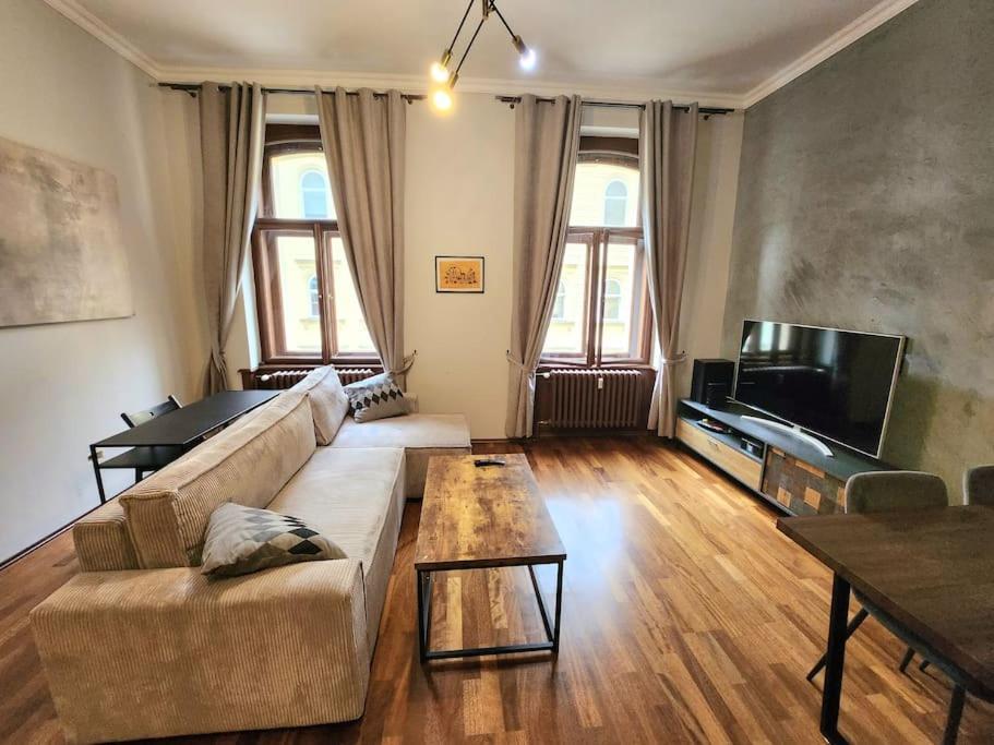 Spacious 6min From The Dancing House Apartament